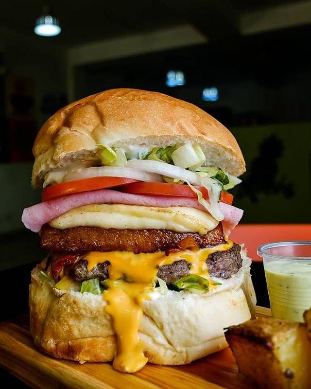 ananas_pf's tweet photo. A nuestra #BurgerMaracucha también se le hace agua la boca cuando te ve😜

#Ananisate #AnanasPf #Burger #BurgerLove #PuntoFijo #Falcon #Venezuela https://t.co/DawDn3iM6h https://t.co/BcIUURYawC