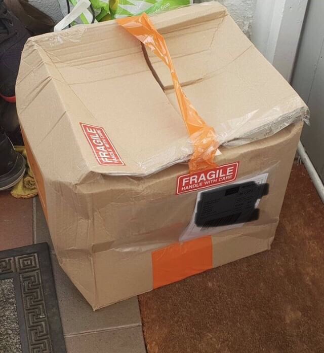 MyFreeFromKitc1's tweet photo. This is how @Hermesparcels delivers to my clients. 2 times in a row - customer service is an even bigger joke https://t.co/nqIbtTthnd