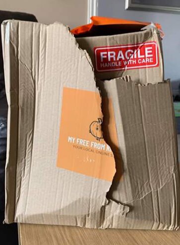MyFreeFromKitc1's tweet photo. This is how @Hermesparcels delivers to my clients. 2 times in a row - customer service is an even bigger joke https://t.co/nqIbtTthnd
