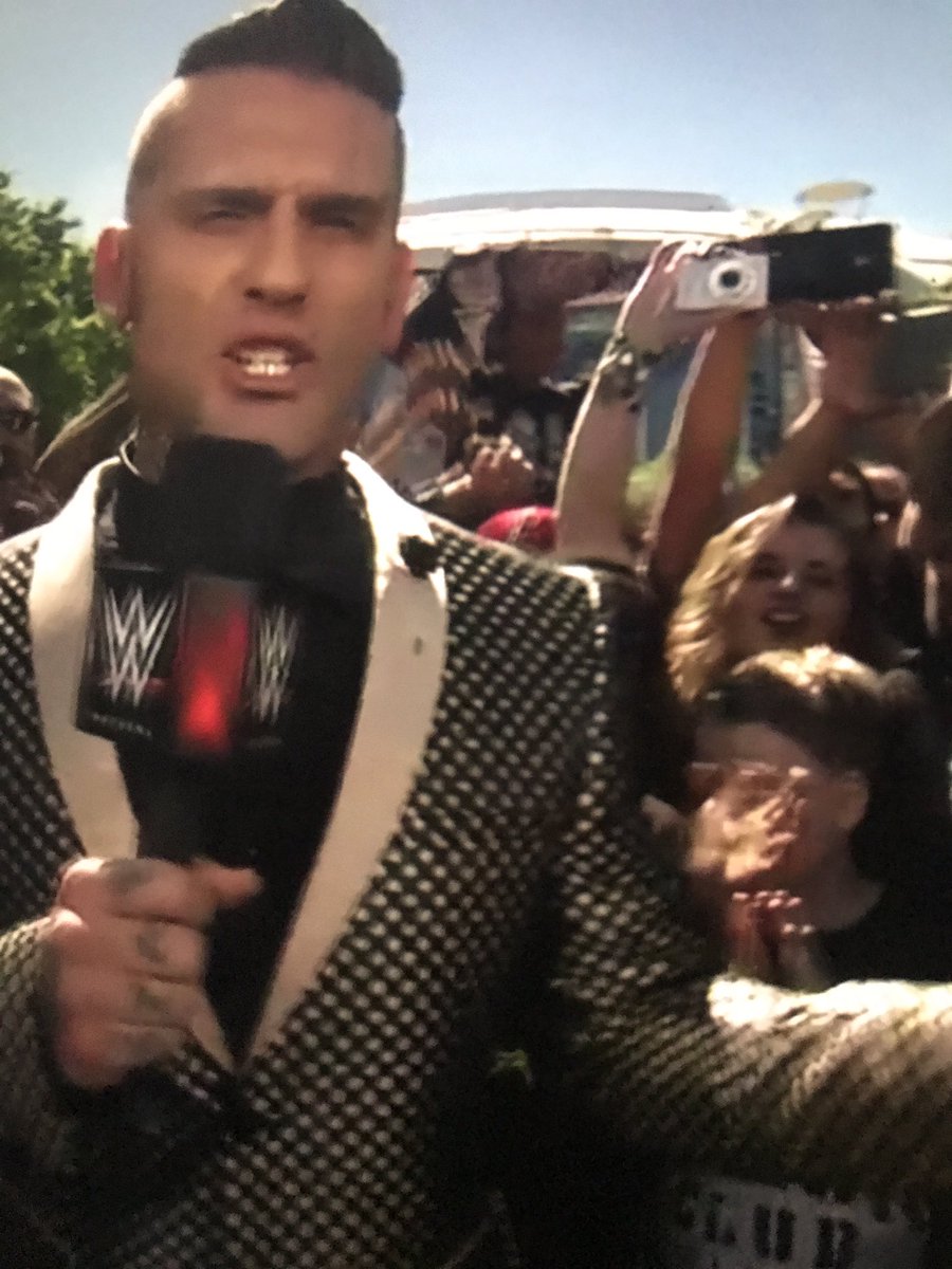 simswapperamij's tweet photo. Day off in Buffalo watchin the #WMkickoff @WWEGraves jacket is ๐ฅ looking sharp man๐ค๐ป๐ค๐ป https://t.co/fxXNYVakwP