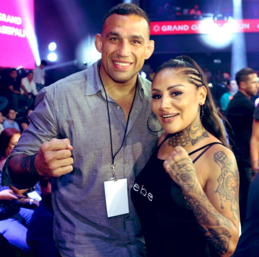 maryjuarezcute's tweet photo. Gran gusto encontrarme con el campeón @FabricioWerdum https://t.co/ROauZdUaeN
