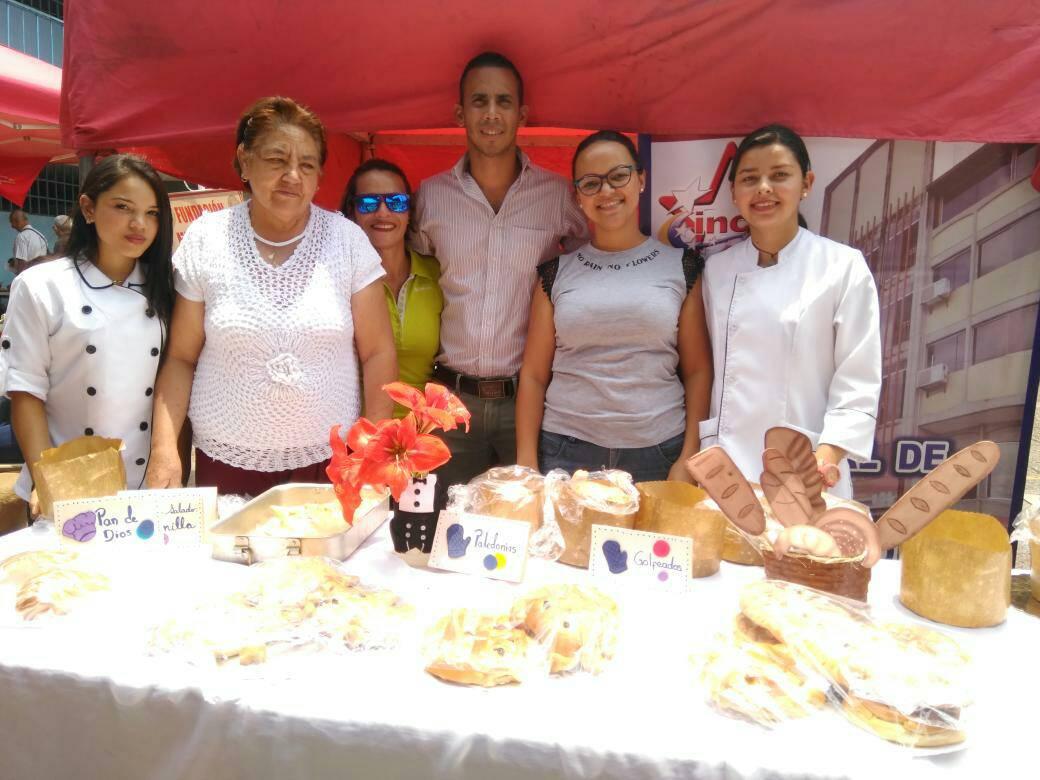 LaAranera's tweet photo. Exposición gastronómica y coordinado por @GeovanniG21 gerente regional @Tachira_INCES dicen presente en la gran jornada de atención integral en el marco del gobierno de calle,con el Gabinete Social del Protectorado del Estado Táchira #ChambaInces #VenezuelaQuiereDiálogoYPaz https://t.co/QuzfJsyVEH