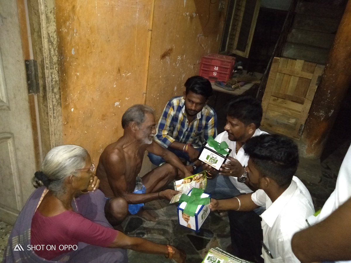 ramdme4u's tweet photo. திருவள்ளூர் நாடாளுமன்ற வேட்பாளர் திருமிகு Pon Raja #Bcom_BL_ExMLA அவர்களுக்கு ஆதரவாக #பரிசு_பெட்டகம் (#Gift_Box) ஆதரவாக வீடு வீடாக வாக்கு சேகரிப்பு...
#ஒன்றே_இலக்கு #party_AMMK
#Leader_ @TTVDhinakaran
 #Candidate @ponrajamla7788
#Our_Symbol_Gift_Box @parvendhan7 @elavenvel https://t.co/ESvNq4u4TT