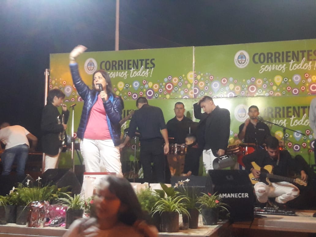 AndreaGiottaok's tweet photo. En el marco del #MesdeCorrientes organizado por @desarrolloctes @municorrientes y @SeguridadDeCtes compartimos en el barrio #SanGeronimo un domingo agradable con #Zumba #Sorteos #NumerosMusicales y #ShowdeComparsas junto a los vecinos de @CorrientesGob https://t.co/dkLKBINMm9
