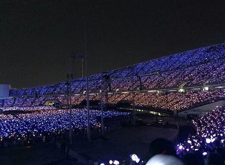 MinjoBeau's tweet photo. นี่คือ อีก 1 เหตุผลที่เลือกอยู่ใกล้ราชมังฯ เพราะสะดวกตอนมีบอลและตอนดูคอนเสิร์ต แต่ก็ไม่ดีอยู่อย่าง เพราะมันจะทำให้เราคิดถึงช่วงเวลาเหล่านั้นตลอด เปิดประตูออกมาระเบียงทีไร มันก็ยิ่งทำให้เราคิดถึงพวกเค้ามากขึ้น #จากใจเคราชมังฯ ที่กำลังนั่ง #Epiphany #방탄소년단 #BTSLoveYorselfinBKK https://t.co/wB6lfpnfb9
