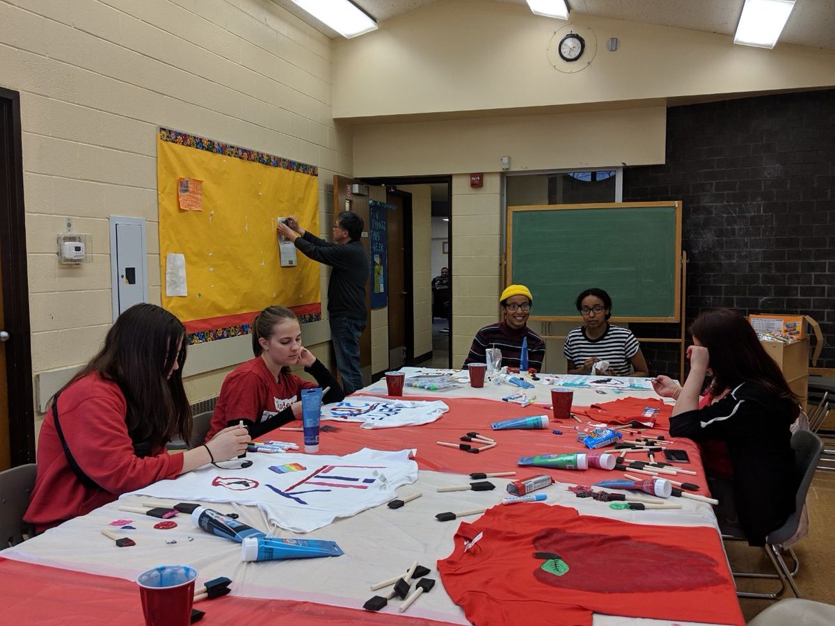 StudentActionMN's tweet photo. We had a great time putting on our Art Meets Social Justice event for Minneapolis Youth Violence Prevention Week! Thanks everyone for coming out, we had a great time! #SDAMN #enough #gunsense https://t.co/uIw6iJ7Xba