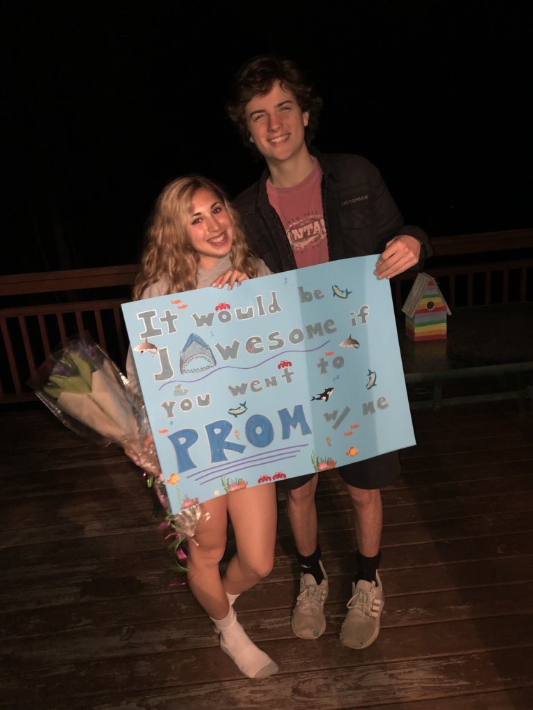 NHSseniorprom19's tweet image. Will caught himself a fin-tastic date when he asked Lu!!!