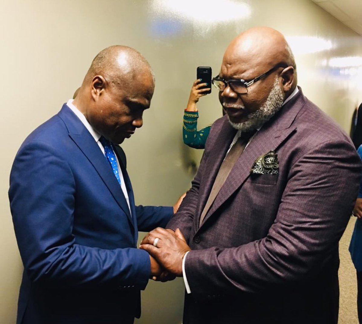 noir7stars's tweet photo. L A M U K A
Moment de prière entre le président élu de la RDC🇨🇩 son excellence Martin Fayulu et le pasteur américain @BishopJakes après le culte à The Potter's House Church à #Dallas_Texas🇺🇸 ce Dimanche 07 Avril 2019. https://t.co/r146oJbHDu