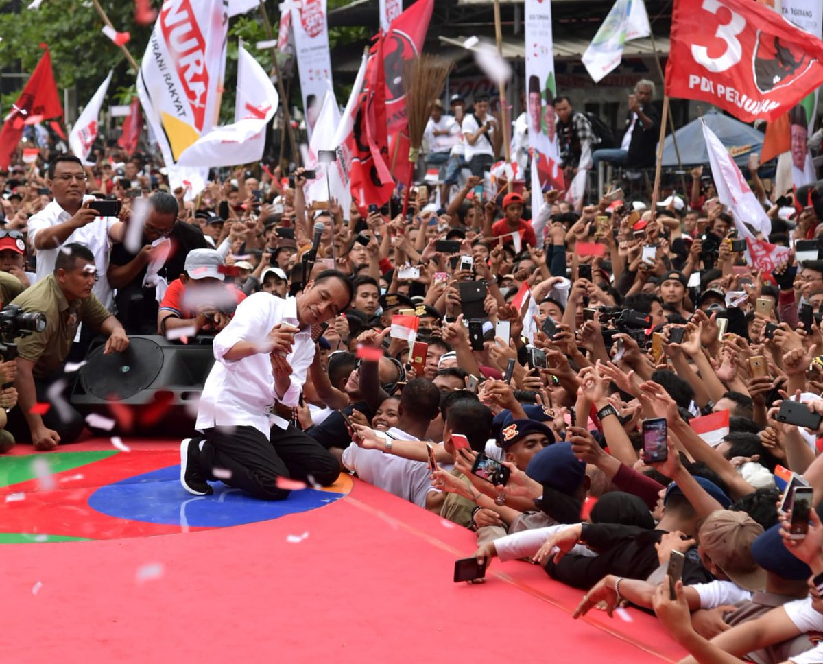Reniyolam's tweet photo. Jokowi menang rakyat senang
#GembiraJokowiJuara https://t.co/kpF3zUdWoR