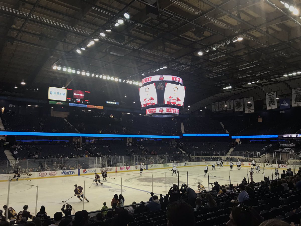 BGSUSMA's tweet photo. A group of our members had the opportunity to take a Spring Trip to Chicago, IL this weekend. We met with executives from the Chicago Cubs, Northwestern University, and the Chicago Wolves! We were also able to explore the city and attend a Wolves game! #SMAzing https://t.co/IF71DWfIV2