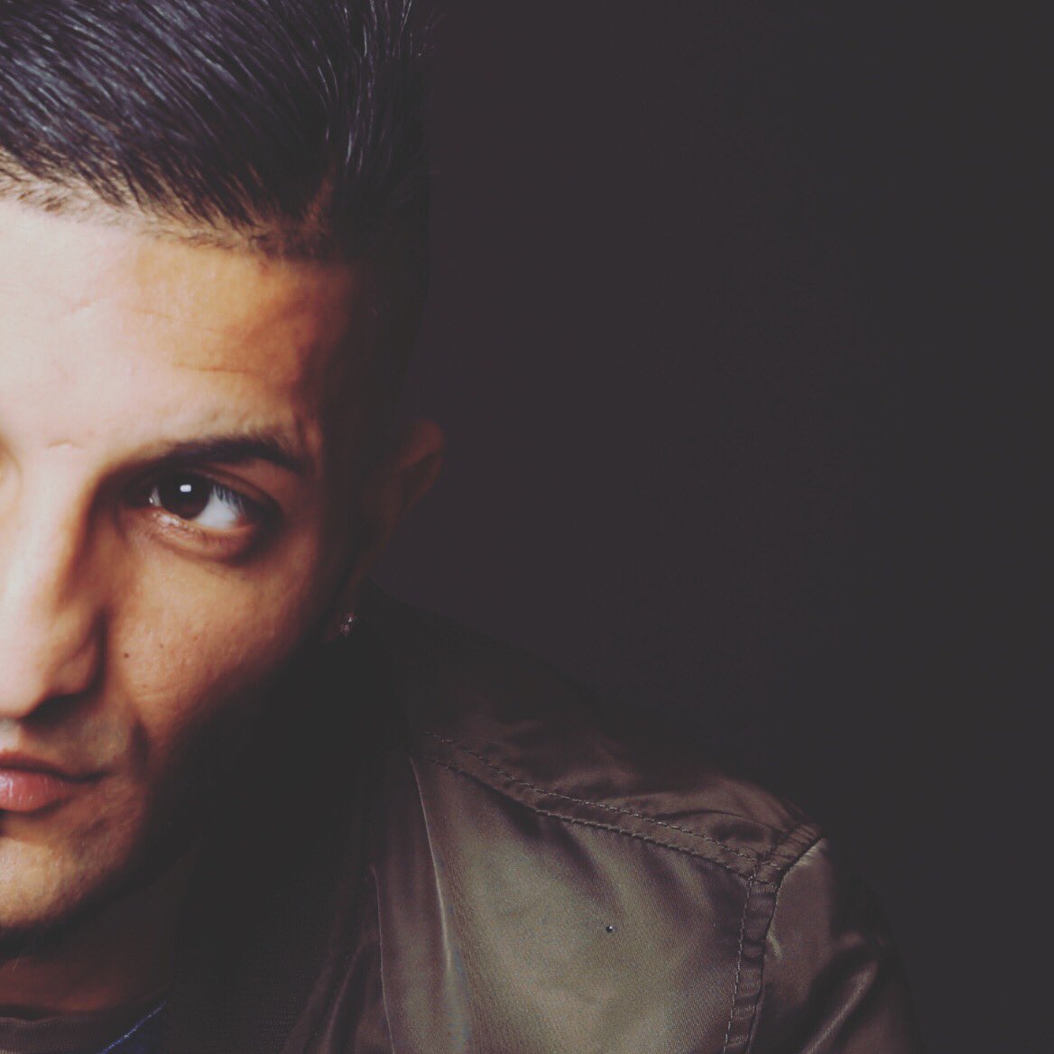 JayMahmood786's tweet photo. Photoshoot #photography #male #model #malemodel #londonmodel #actor #light #dark #darkdeception #teenmodel #castingcall #Producer #asianguy #designs #desi #indian #ViViD #photoshoot https://t.co/Pypg07FFti
