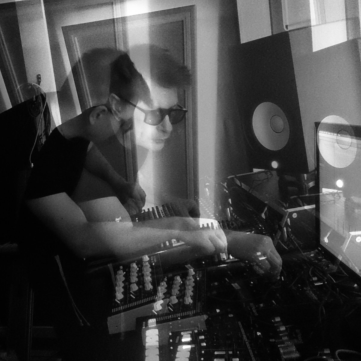 zen_bromley's tweet photo. Productive sessions in the studio - stay tuned for Revok’s latest project coming soon🎵 

#darktechno #techno #industrialmusic #technoproduction #londontechno #technostudio #ableton #instax https://t.co/z0uEzFZPG9