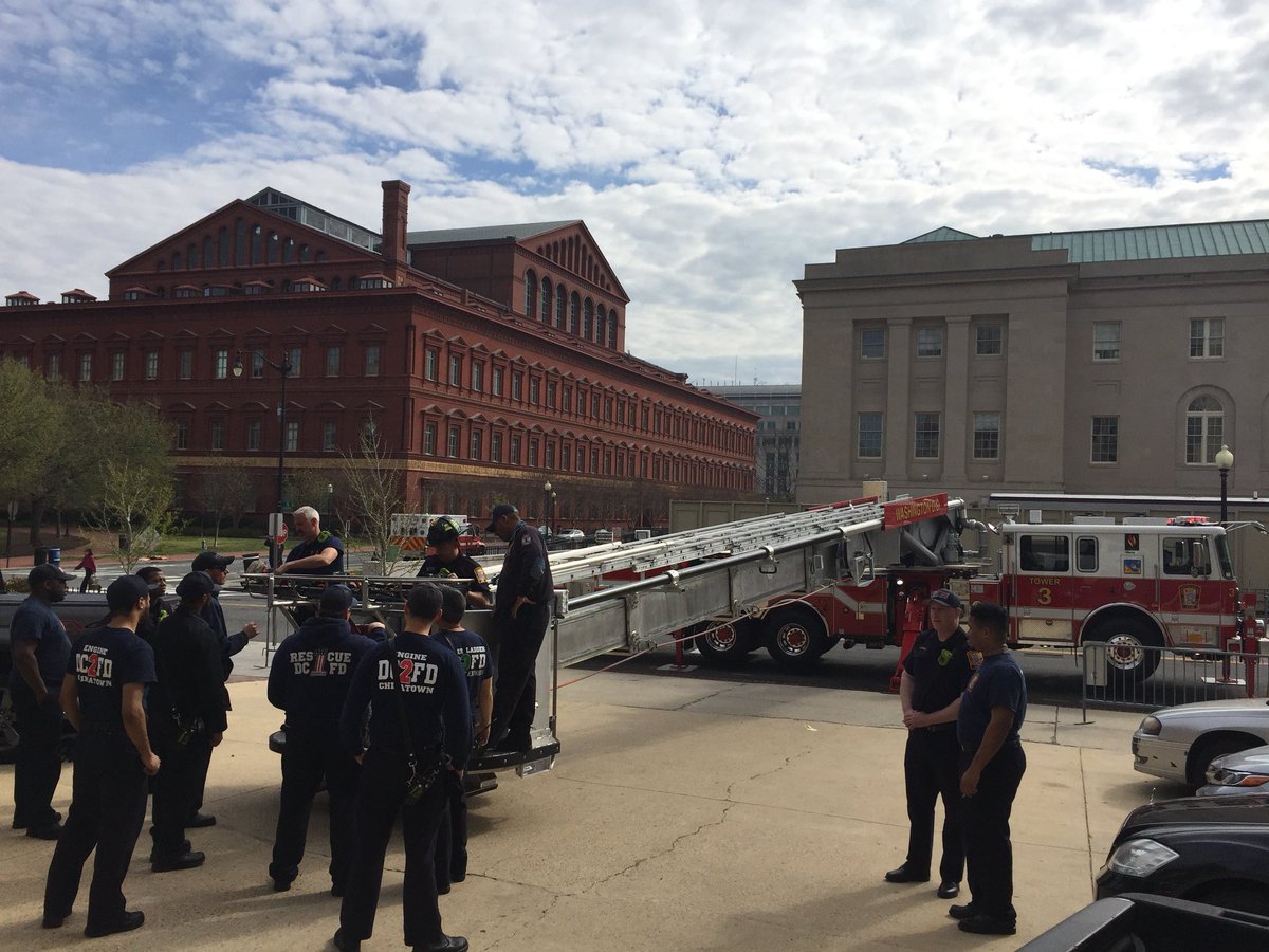 DCFDTower3's tweet image. Members of @dcfireems Tower Ladder No. 3, Platoon No. 4, drilling today with members of Rescue Squad No. 1 and Engine Company No. 2 on the current stokes basket capabilities of the 95’ #Aerialscope boom/bucket.