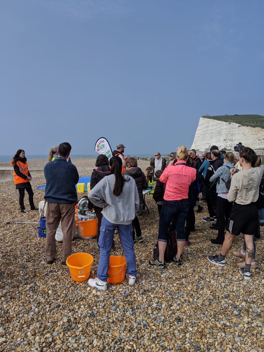 BrightonExplore's tweet photo. #saltdean #beachclean @sascampaigns Brighton Explorers Club doing their bit! https://t.co/AepGnJQdA9