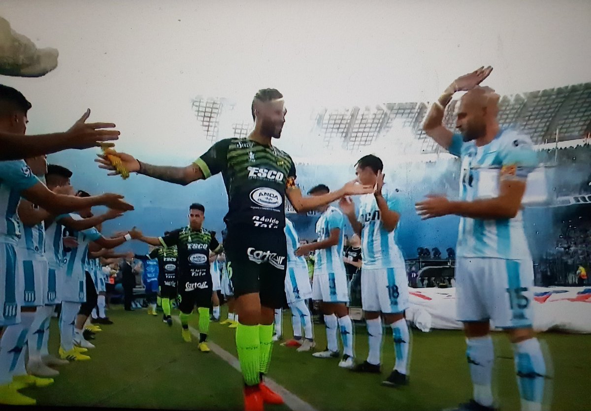 juanmatucci's tweet photo. Racing campeón haciéndole el pasillo a Defensa y Justicia, subcampeón. La mejor imagen que vas a ver del fútbol argentino en los últimos años. Sublime. https://t.co/7YfztGjxU5