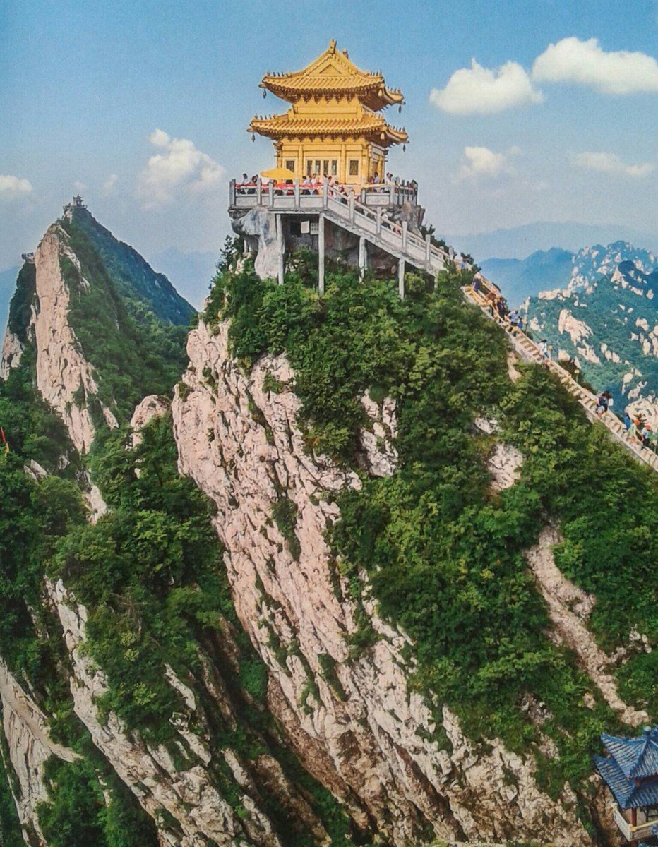 "El que todo lo juzga fácil, encontrará la vida difícil." 
     -Lao-Tsé 

Montaña Laojun
China