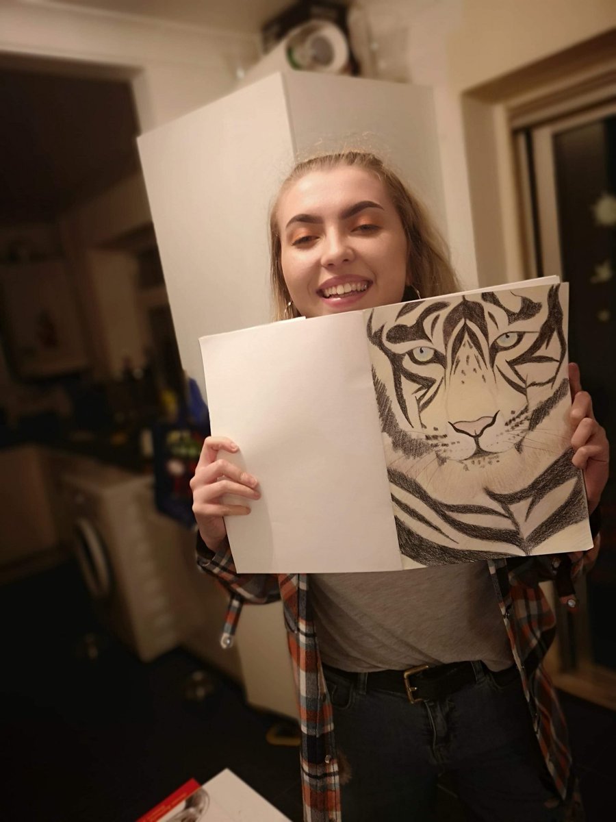 EliseInN3vrland's tweet photo. Haven’t had the concentration to draw since 2014 but today I finally did it I’m so proud of myself look how happy I am, it’s not the best but it’s means a lot to me as I used to love drawing so much https://t.co/927py7LiSg