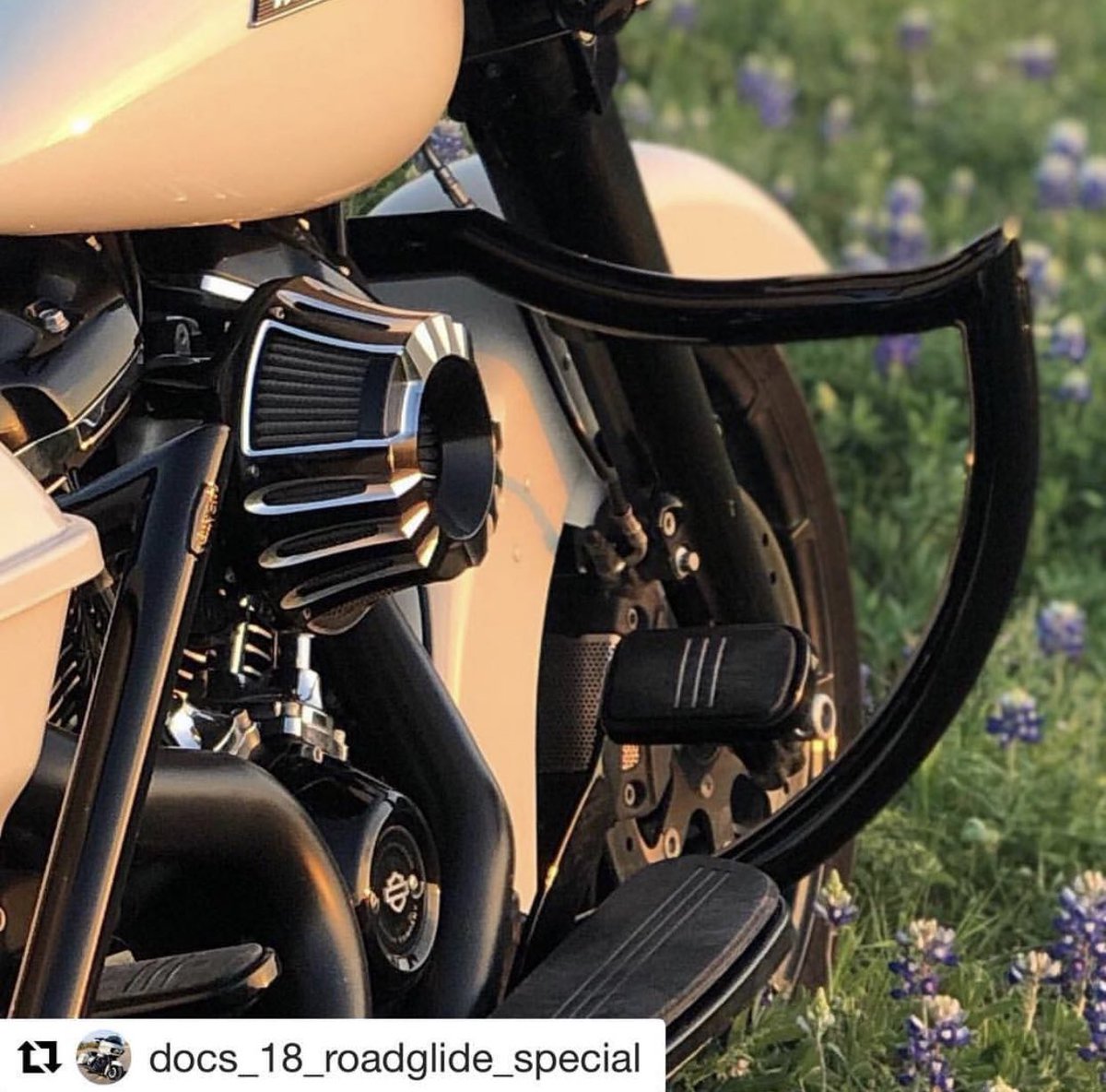 factory_47's tweet photo. Factory 47 #shieldengineguard and #anarchybagguards ✊
#Repost @docs_18_roadglide_special with @get_repost
・・・
Killer view! #texas #bluebonnets2019 #photoop #iphonephotography #iamdoc @docs_18_roadglide_special #harleydavidson #MadeInUSA 🇺🇸 https://t.co/A0z2RFxtNF