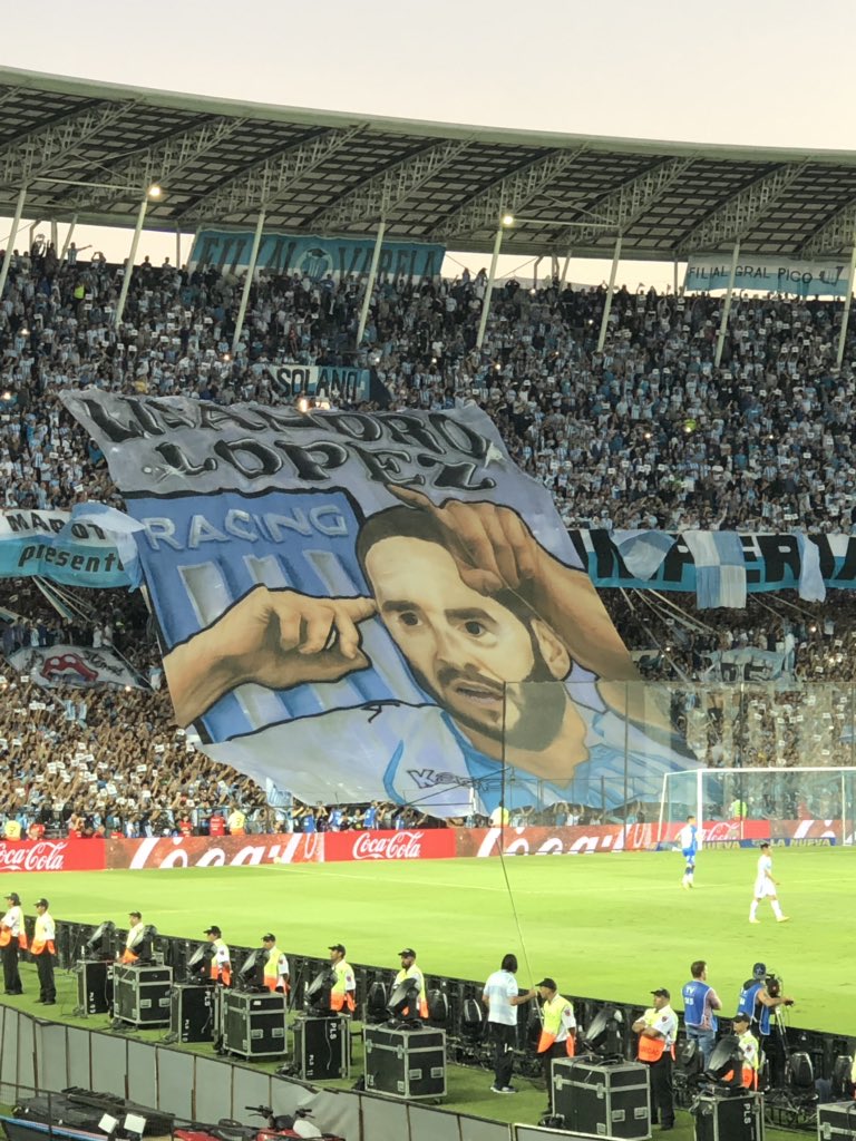 chubonelli's tweet photo. Minuto 15 .... y hermoso homenaje al gran #licha15 #lichalopez #LisandroLópez https://t.co/0ilBuofpQH