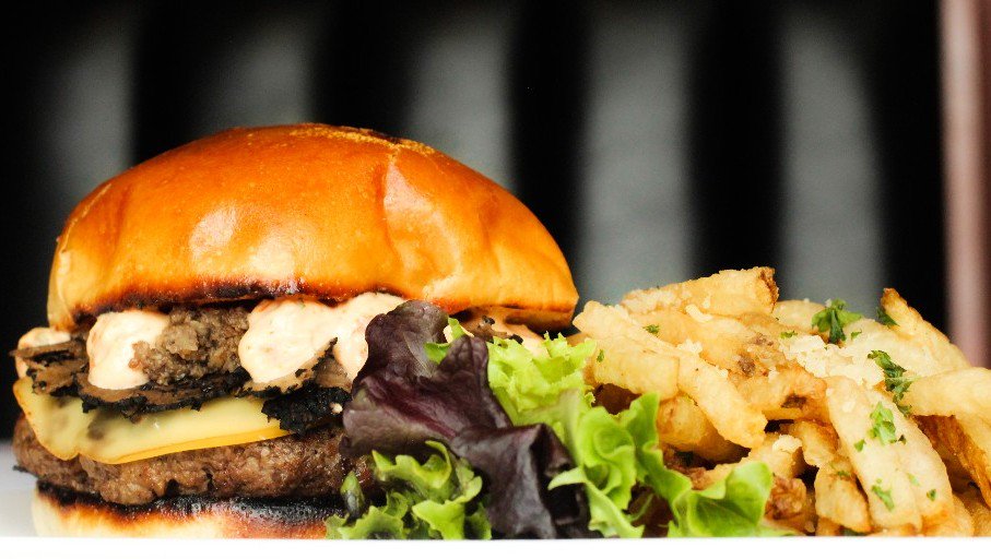 KirbysSteaks's tweet image. #TheUltimateBurger + a heaping pile of delicious #ParmesanBlackTruffleFries = the perfect #SundayFunday! 

#UmamiBurger #Feast #BurgerLover #FoodiesOfHouston #FeedMe #GrubZone #Duxelle #BlackTruffle