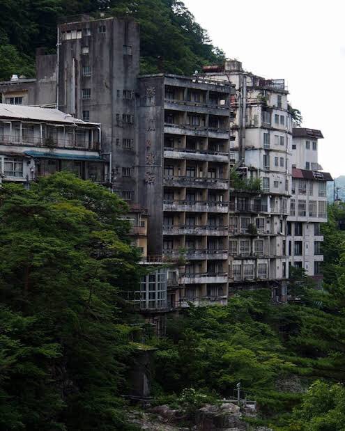 鬼怒川温泉の現在の廃墟群がもはや芸術 廃れた理由や解体できない問題とは 旅行 お出かけの情報メディア