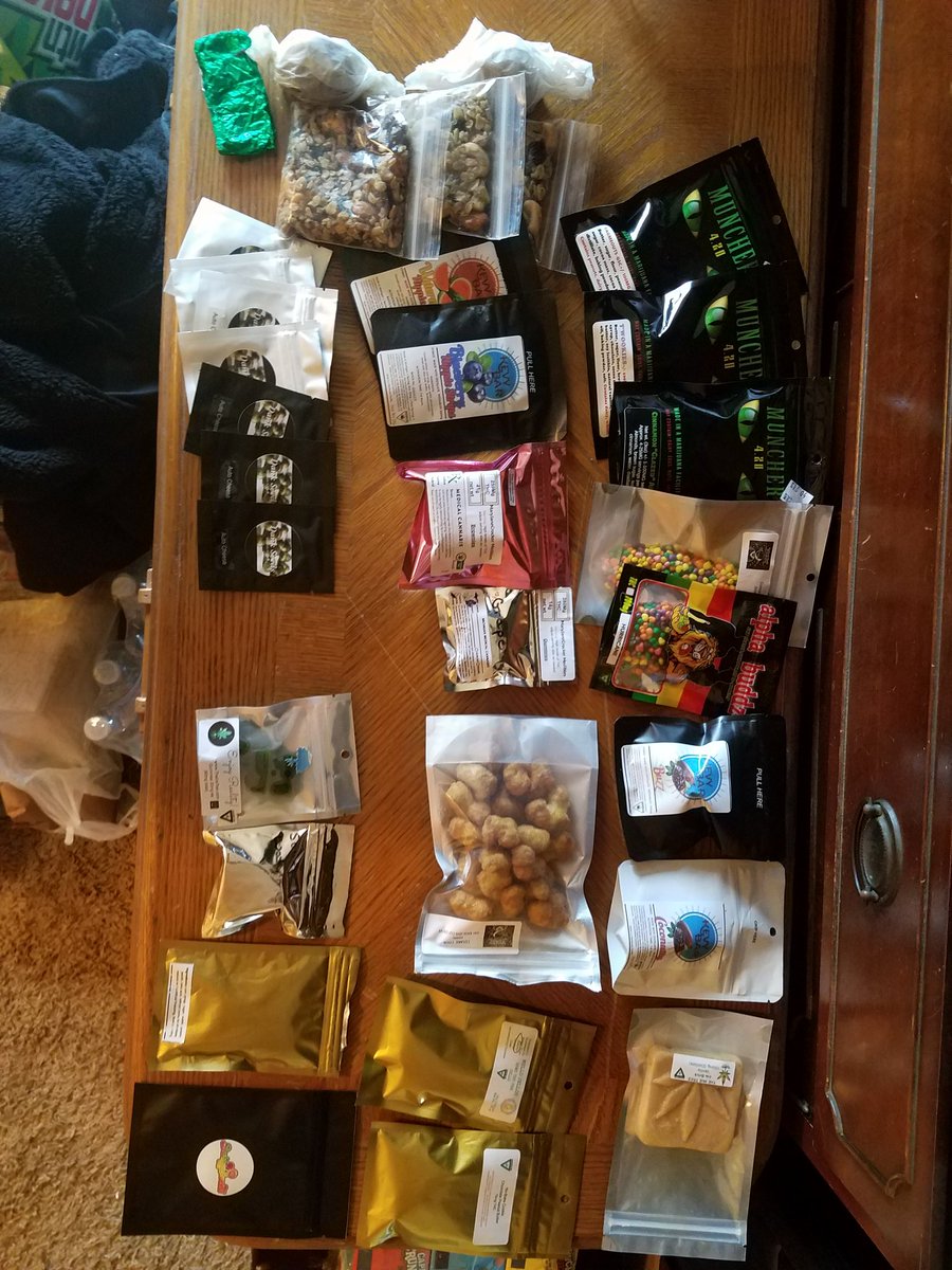 kinky_koolaid's tweet photo. !!! MASSIVE HAUL !!!
12g wax
Over 4,000mg worth of edibles
7 packs of seeds
3 top shelf eighths
10 pre-rolled joints
and
300mg CBD bubble bath
#hashbash #hashbashcup #pothead #StonerFam https://t.co/Wfyubh0U4E