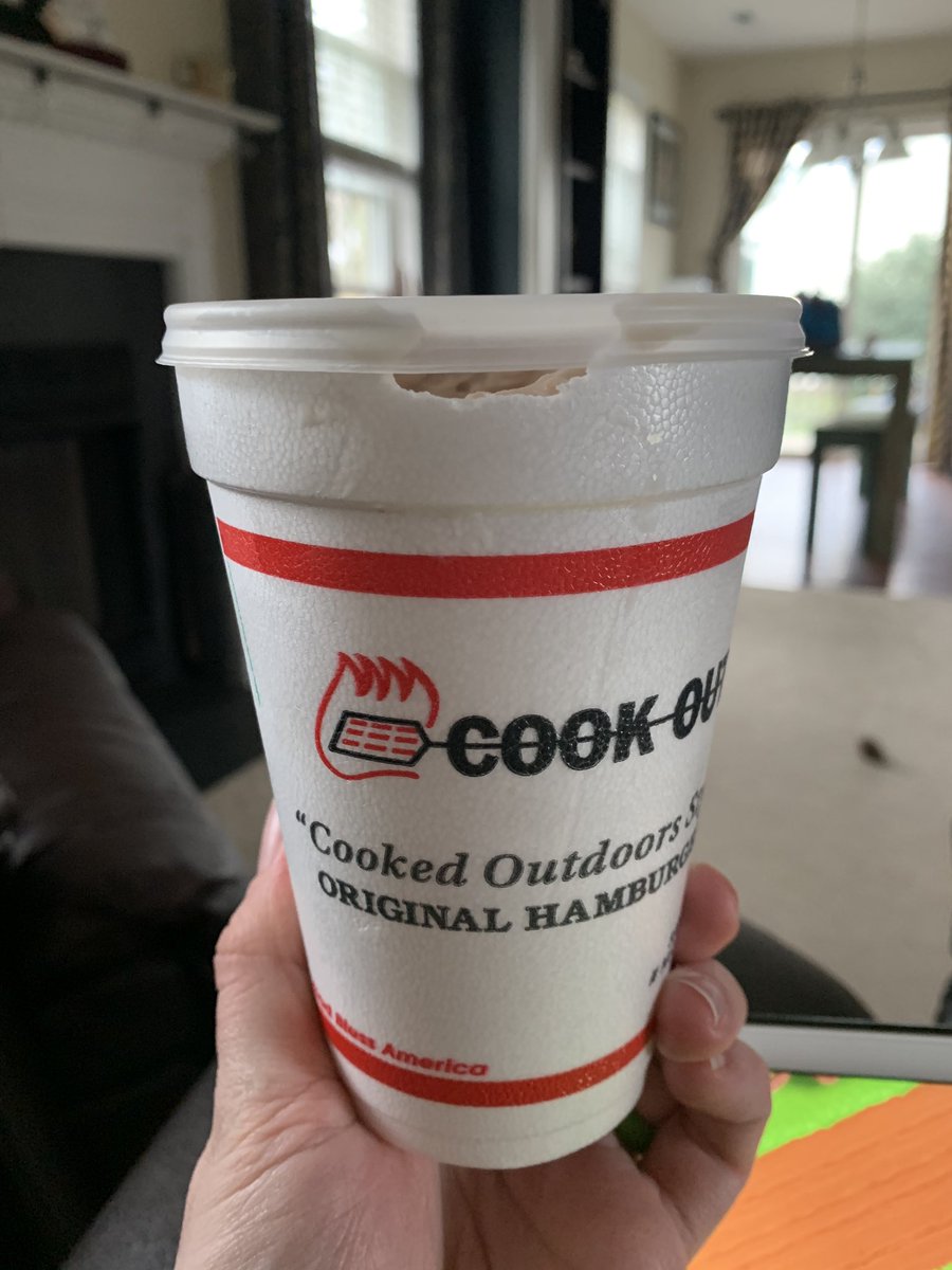 ububrilan's tweet photo. Not typically how I like to receive my milkshakes! Still good but would it kill ya to put it in a non broken cup ! #cookoutfail #stillamilkshakefan #brokencup #lazy #cookout https://t.co/CokJVurIXO