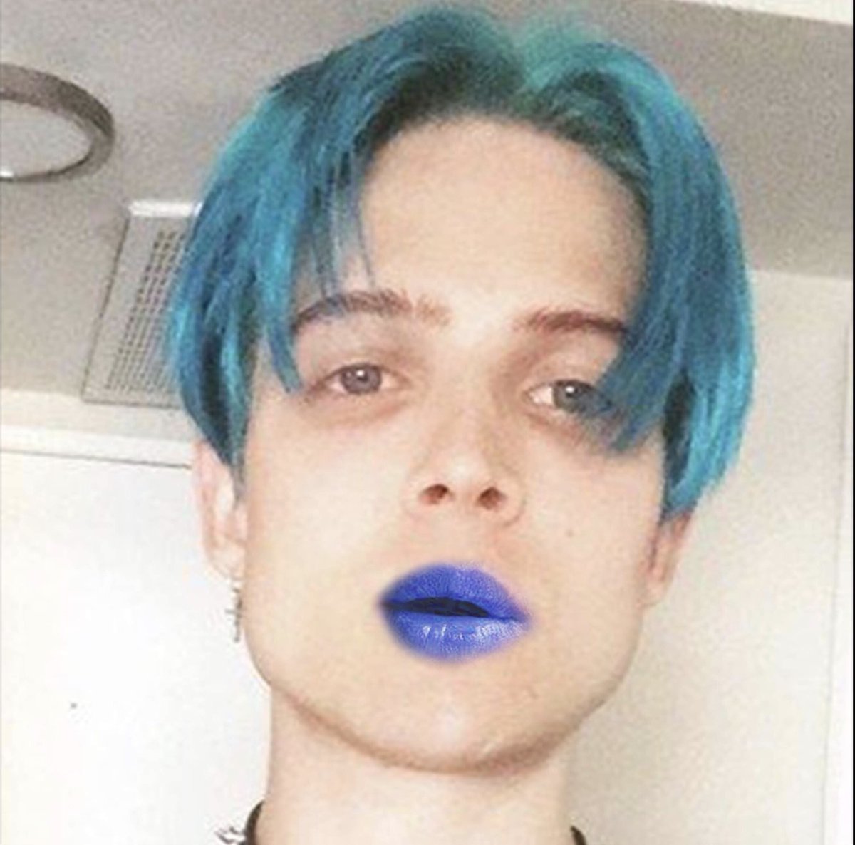 tomhardylipped's tweet photo. I’m not sure about you kiddos, but this is the definition of talent 
Blue lips to match a blue boy
Martin Brody @martinbroda 
#TomHardy #MartinBroda #cherrypools #tomhardylippedcelebs #celebrity #yeehaw #uwu #bts #beautiful https://t.co/tdRYGEvpnZ
