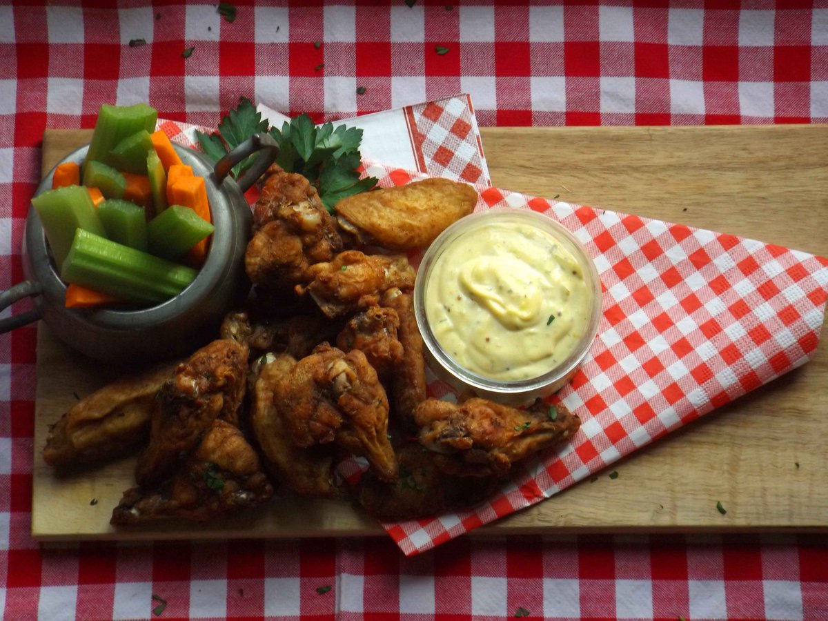 RecipeObsession's tweet photo. "Ay there's the rub!" After a brief break to protest the Ford government, it's time to indulge in some tasty chicken wings. Protesting is hungry work! https://t.co/IHXOVIMywE #ChickenWings #WingOn #MyRecipeObsession #Baking #Recipe #Cook #Delicious #Foodie https://t.co/tdsSVParZ1