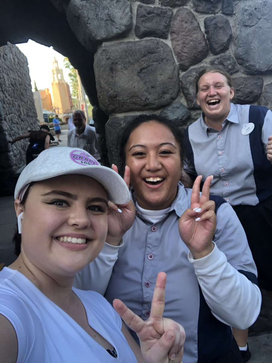 anabeagoncalves's tweet photo. #CastCompliment I have no idea their names and I can’t see it in the picture, but these two lovely CMs were the best cheerleaders at this morning’s #StarWarsRivalRun half marathon! They were located right outside the Tower of Terror at 8:58 am. You both rock! https://t.co/PpU1w0gNPq