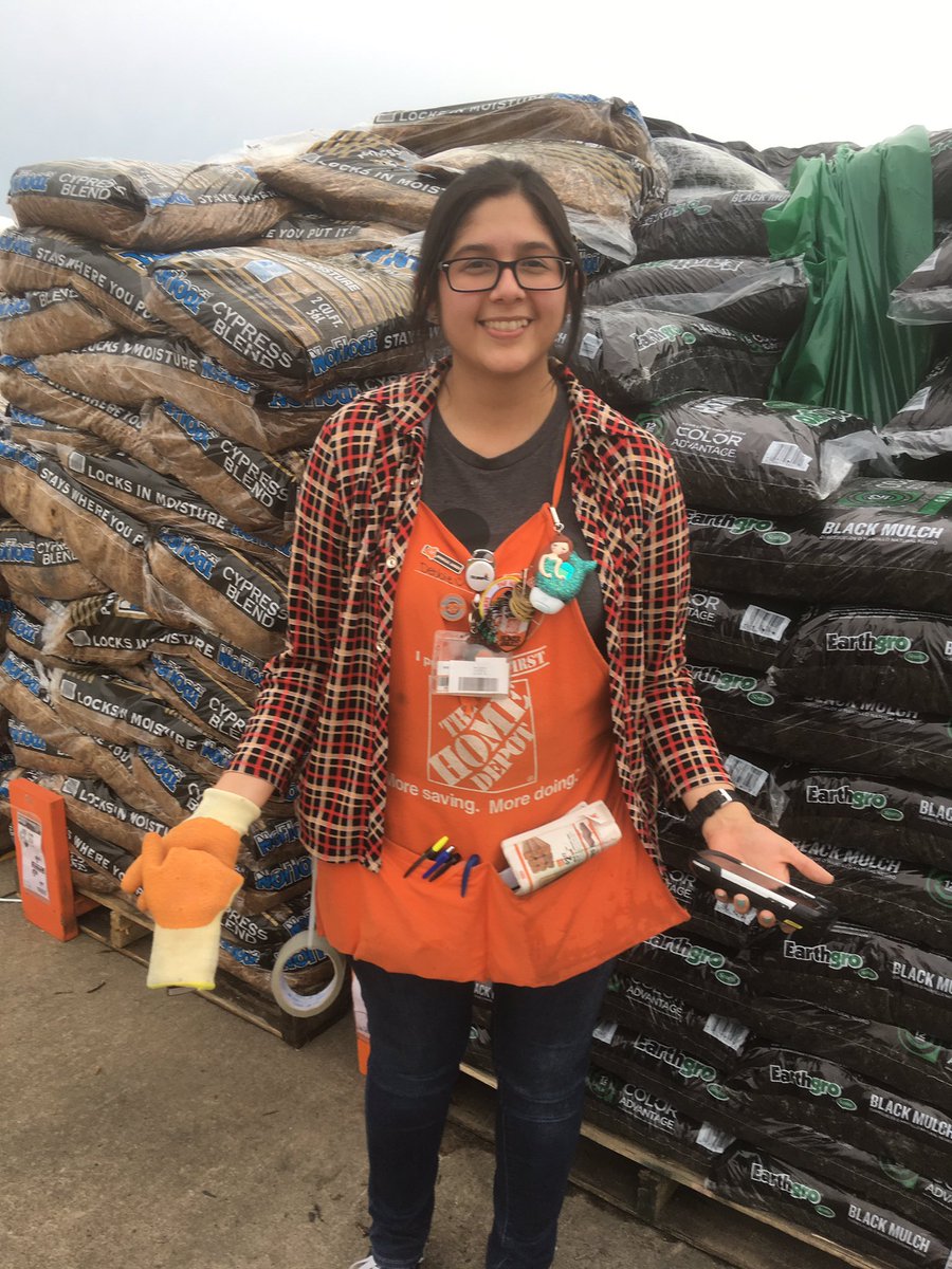 mikeeppinette's tweet image. I call for loading in the mulch pit and who comes with a smile?! Debbie!!! Thanks Debbie for all you do at the Fort 1404. #freeworkout. #BDDSW