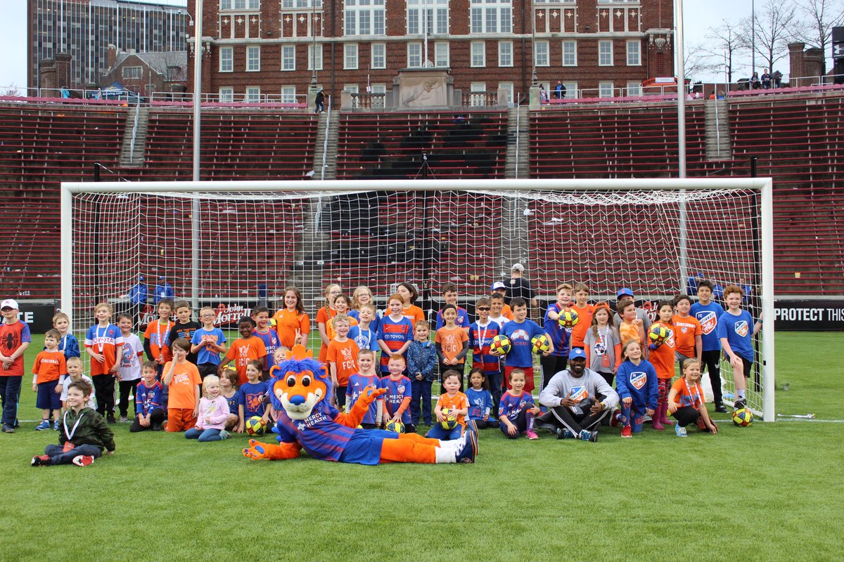 GaryFCCLion's tweet photo. #FCCOrangeOut crew😎 https://t.co/loR1CwnmSZ