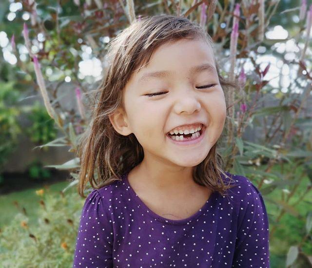 Annnnnnd another one bites the dust. 😁😂 #thankgoodnesscauseitwasdangling #andsittingsideways  #andsupergrosstolookat #andshekepttwirlingit #elsiepobkeisms bit.ly/2UHefy7