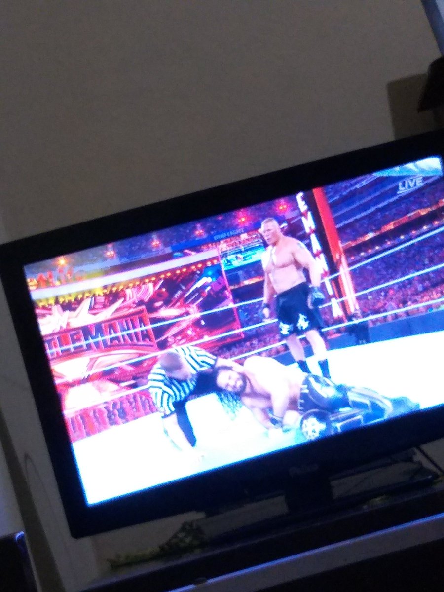 Aí fudeo pra mim, os dois lutadores que eu torço estão se tretando #WrestleMania #goBrock #goSeth #UniversalTitle