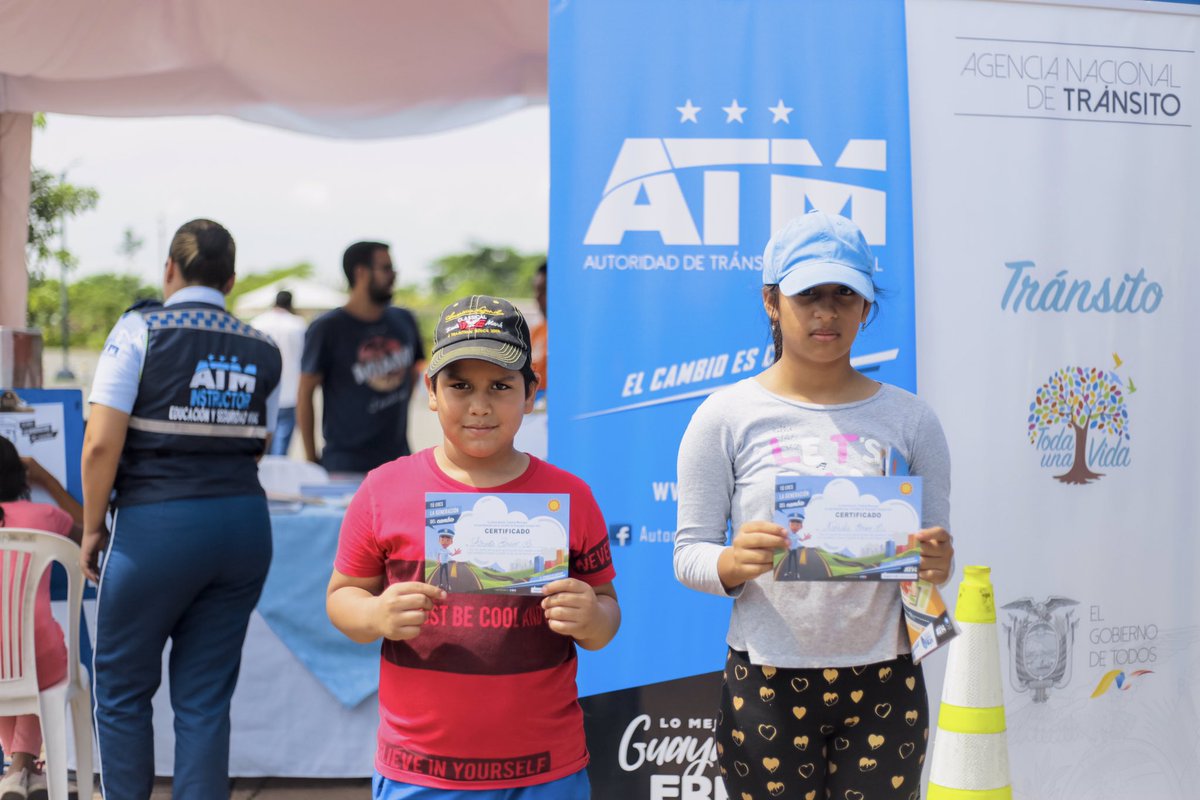 ATMGuayaquil's tweet photo. Trabajamos por tu seguridad, por eso les enseñamos sobre la importancia de la educación vial y así, construir un Guayaquil mejor para todos 🙌🏽
#ATM #ATMInnova #ATMEduca https://t.co/iF7s2mvsgA