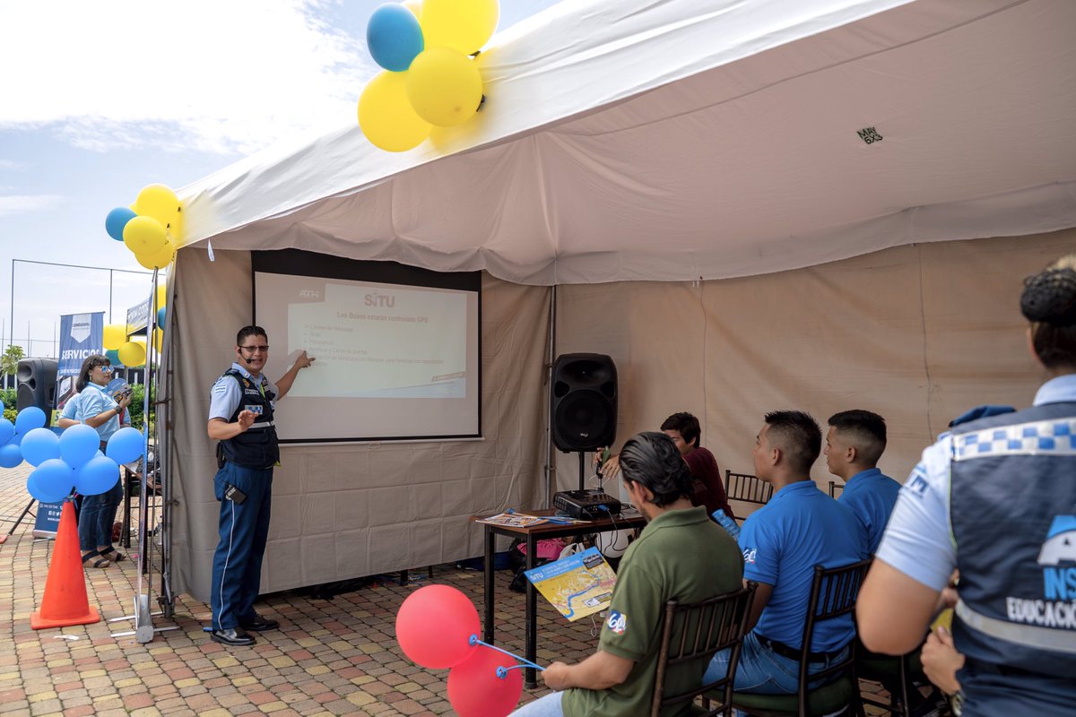 ATMGuayaquil's tweet photo. Trabajamos por tu seguridad, por eso les enseñamos sobre la importancia de la educación vial y así, construir un Guayaquil mejor para todos 🙌🏽
#ATM #ATMInnova #ATMEduca https://t.co/iF7s2mvsgA