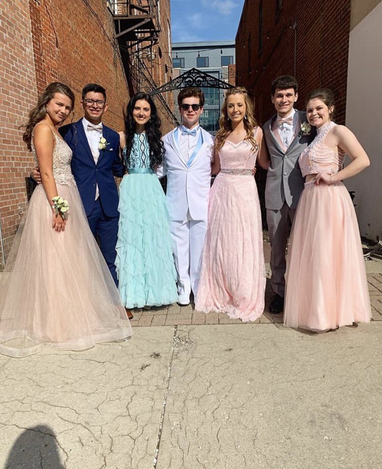 shady_taco69's tweet photo. Had so much fun at prom! Thanks for making me king #makepromgreatagain https://t.co/cyj8eDFjPK