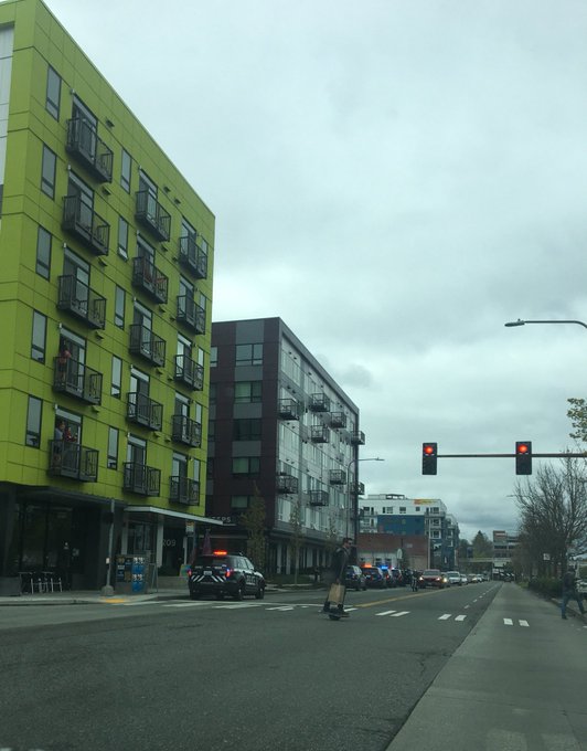 There was like 8 police cars outside of this apartment building I delivered to today https://t.co/Dn