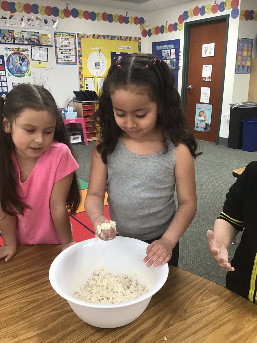 MsWuAS's tweet photo. Engineering in Kindergarten... the playdough process! #STEM #EiE #sciencemuseumofminnesota #teamwork https://t.co/YSsrlceJCd