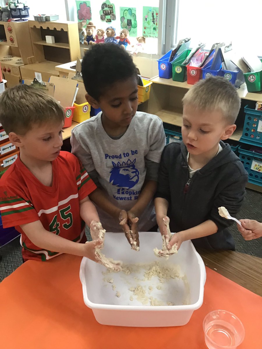 MsWuAS's tweet photo. Engineering in Kindergarten... the playdough process! #STEM #EiE #sciencemuseumofminnesota #teamwork https://t.co/YSsrlceJCd