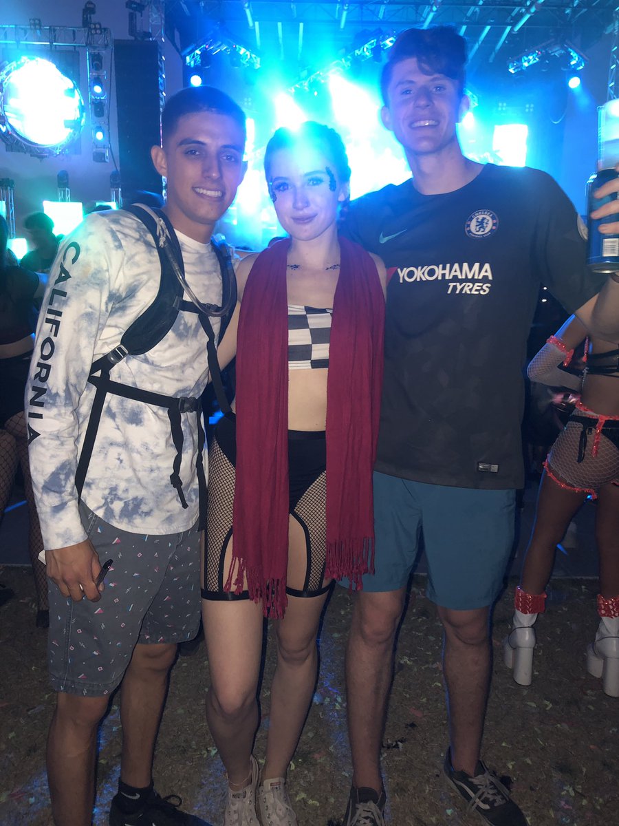 beefneyrenee's tweet photo. @PHXLightsFest never disappoints, tysm @RelentlessBeats! I’m so happy I got to experience it with all these wonderful people 💫 https://t.co/wXVOgkWK6M