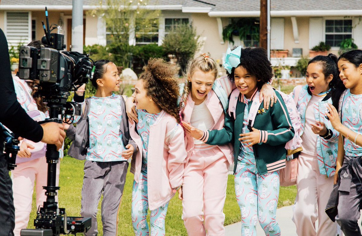 Behind the scenes of the ‘7 Rings’ Official Music Video! Watch now on <a href="/YouTube/">YouTube</a> here: bit.ly/2G0VMob 🎥💍✨