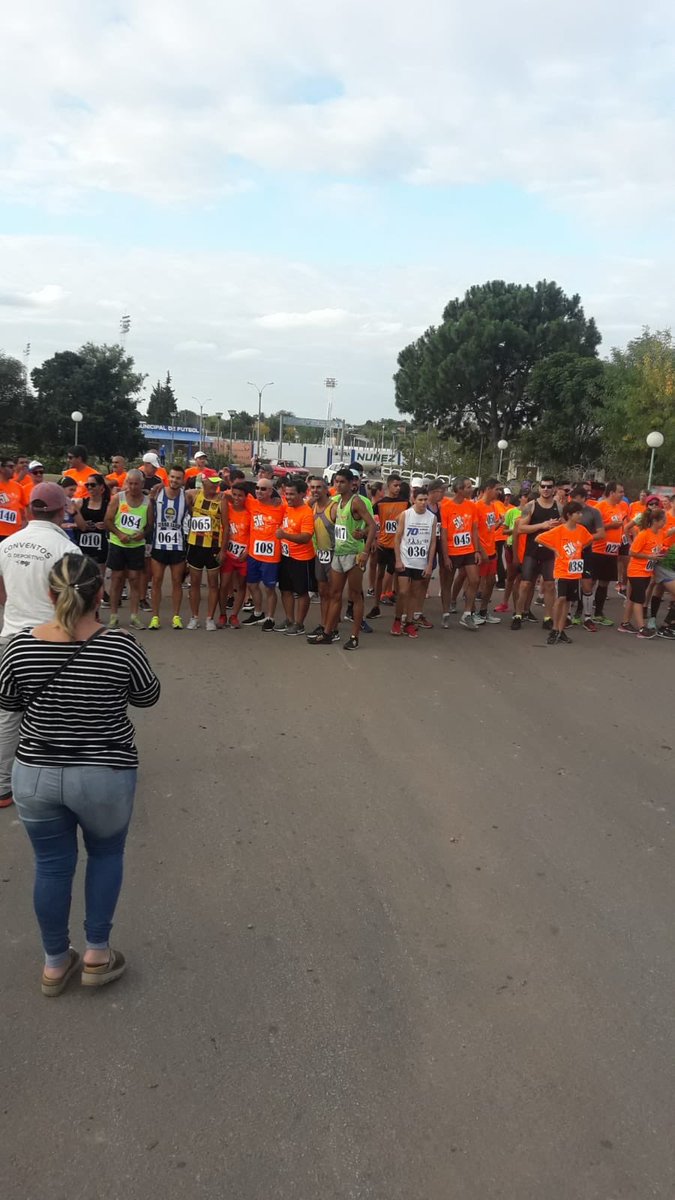ConventosMelo's tweet photo. En el marco de los festejos de nuestro aniversario logramos juntar a más de 110 corredores... un orgullo ver familias unidas y haciendo deporte alrededor de nuestro club!!!
Un especial reconocimiento a nuestros gerentes y personal involucrado!!!
VAMOS CONVENTOS!!! https://t.co/rGrS2Ipzsr