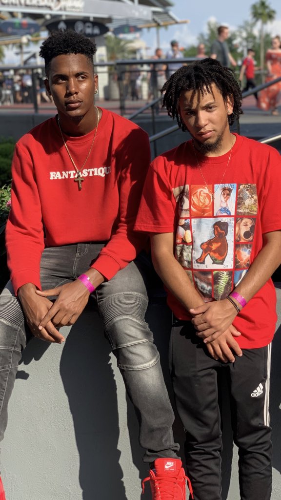 iiitsnass's tweet image. Who don’t look good in red ?#MiramarGB2K19 #GradBash2k19