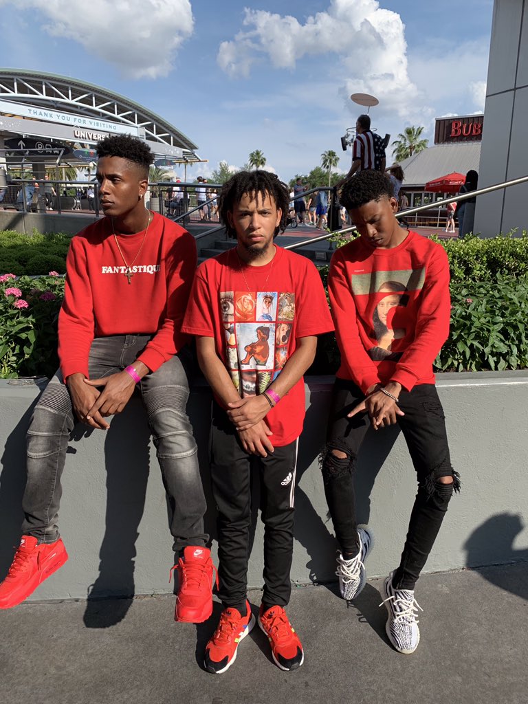 iiitsnass's tweet image. Who don’t look good in red ?#MiramarGB2K19 #GradBash2k19