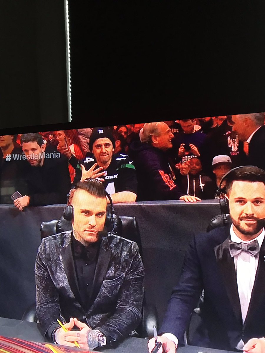 blaketatum12's tweet photo. Spotted @garyvee throwing up the five at #WrestleMania in the new jets jersey https://t.co/9nejYlOEzv