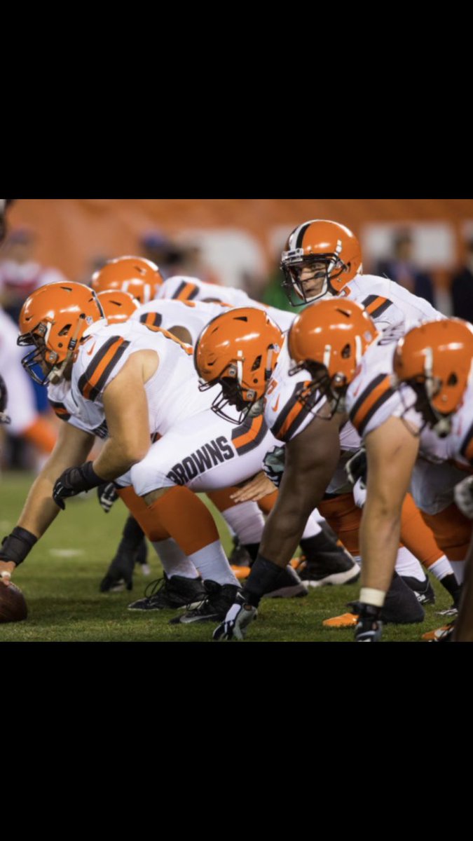 CoachHall_FEED's tweet photo. Coach Halls O line clinic starts Monday! D1 @J_fenn65 knows what that’s about !! @vincentlester9 @DaiVonHanson1 @thewilliams1261 time to improve that technique!
#olinepride @CoachDay_ would even be impressed #buildingmenofcharacter https://t.co/QkB9qHgWjh
