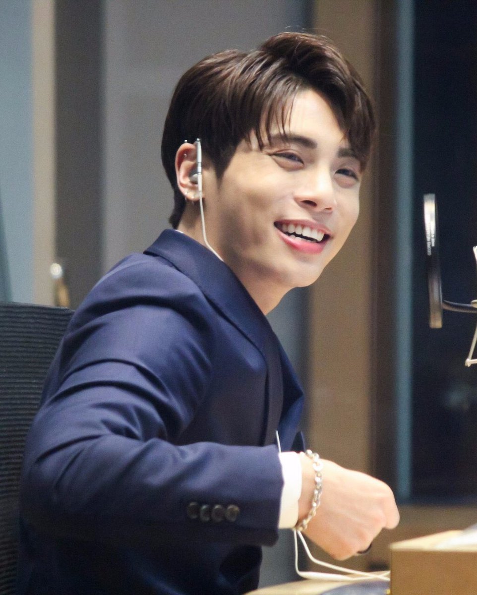 cherry_t127's tweet photo. #HappyJonghyunDay #Happy_Jonghyun_Day @SHINee ❤️
Este nene ya tiene 30 años🤧como se ha pasado el tiempoooo~ Ha pasado ya tanto tiempo y aún lo extraño demasiado,pero sé que esta con todas nosotras y siempre lo estara. Quiero decir algo que siente que debo decir.⬇️ https://t.co/S74EUigYfP