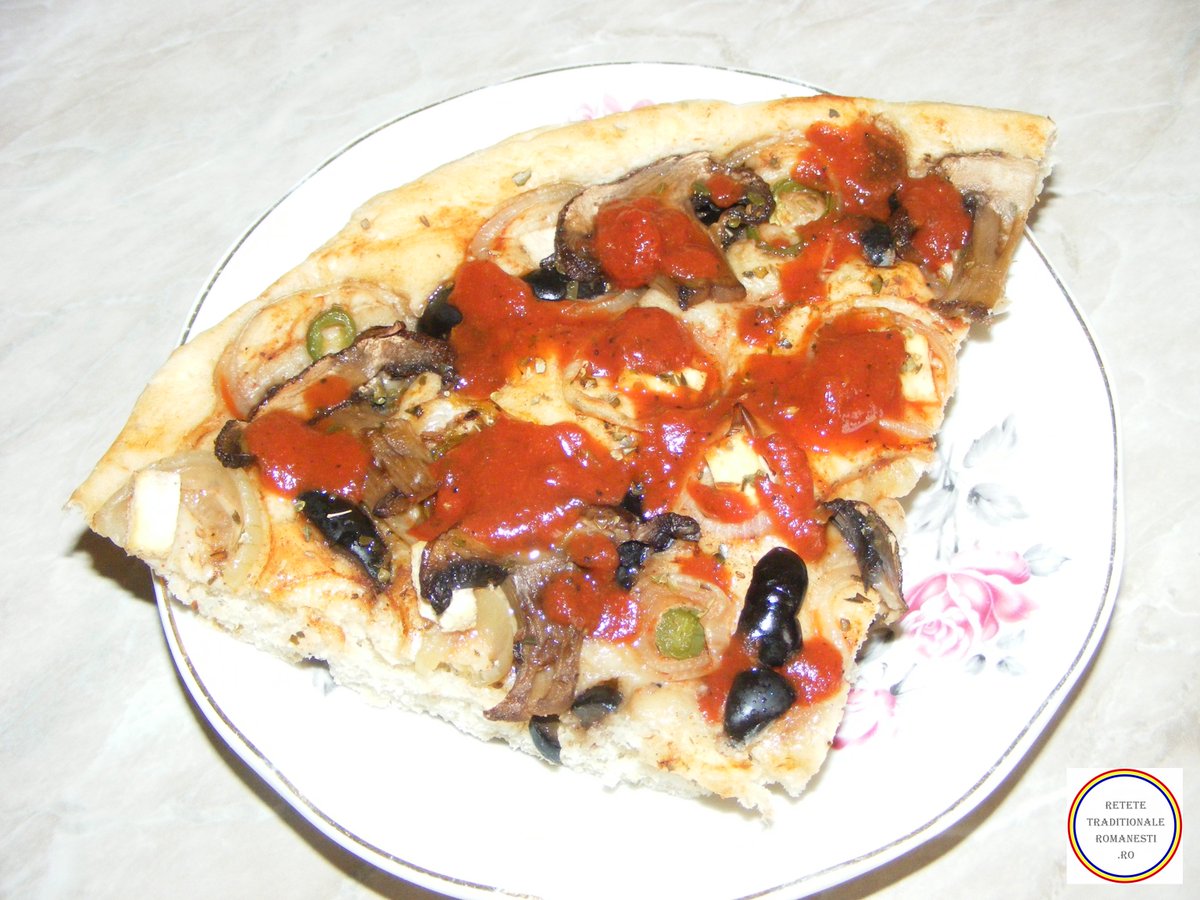 RoRetete's tweet photo. Pizza de casa cu legume 
#retete #mancare #pizza #post #legume #RoRetete #preparatedevis #retetetraditionaleromanesti #recipe #food #vegetables #homemade 
https://t.co/hdcSc3I75Z https://t.co/Jru4Nxq3u1