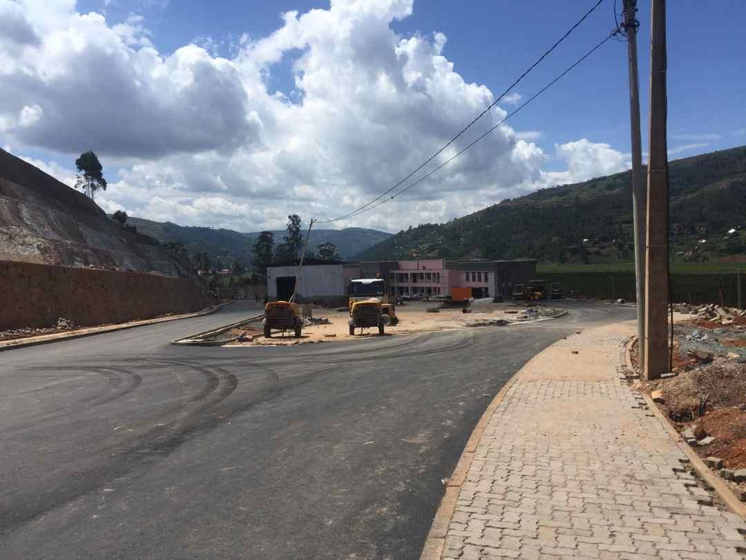 TalentAhereza's tweet image. The construction works at #Gatuna/#Katuna One Stop Border Post (#OSBP) between #Uganda 🇺🇬and #Rwanda 🇷🇼 are at 88% and will soon be completed according to Rwanda's Minister incharge of East African Affairs Amb. @onduhungirehe
📸 @RwandaInfra